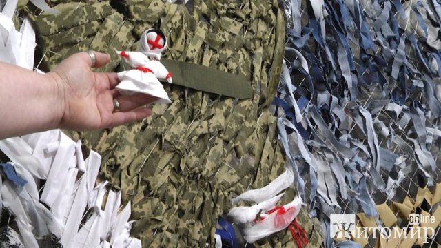 Волонтерки з Житомира сплели зі стрічок на маскувальній сітці образ пораненого захисника України та янгола. ФОТО