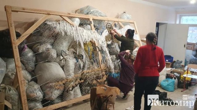 Волонтерки з Житомира сплели зі стрічок на маскувальній сітці образ пораненого захисника України та янгола. ФОТО