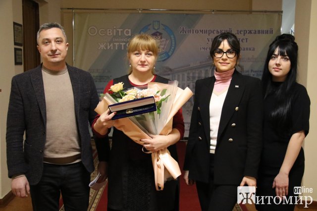 Завідувачку кафедри української мови ЖДУ ім. І. Франка Галину Гримашевич нагородили годинником міського голови. ФОТО