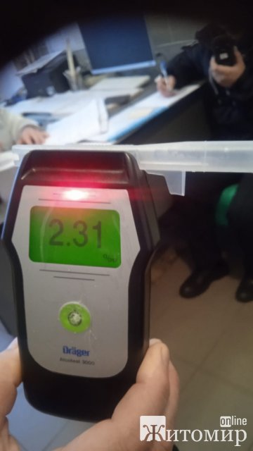 На автодорозі в Ружинській громаді мікроавтобус врізався у відбійник: травмований пасажир, а у водія зафіксовано алкогольне сп