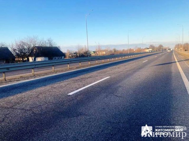 Поламані дерева та вивернуті дорожні знаки - у Житомирській області вітер наробив шкоди. ФОТО