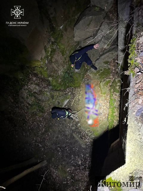У Житомирському районі рятувальники діставали тіла чоловіка, який зірвався зі скелі та жінки, що втопилась у ставку. ФОТО