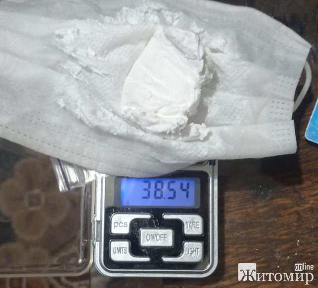  У Житомирі затримали чоловіка з 23-річною співмешканкою, які виготовляли та збували психотроп. ФОТО