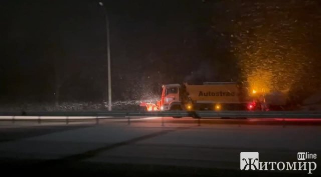 Шляховики Житомирської області звітують - дороги оброблені піскосумішшю. ФОТО