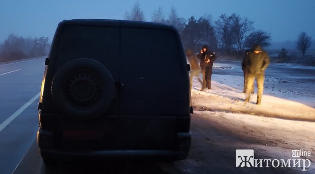 На блок пості в Житомирській області поліцейські зупинили мікроавтобус: в салоні знаходились гранати, підривачі та патрони. ФОТО
