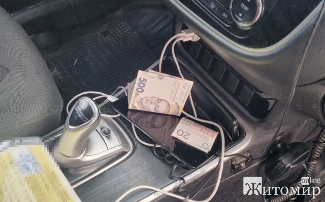 Двоє жителів Житомирського району пропонували хабар поліцейським за кермування напідпитку. ФОТО