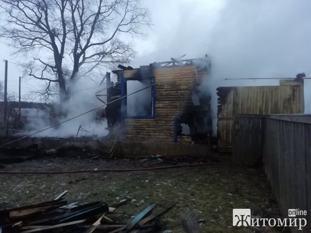 У селі на півночі Житомирщини під час ліквідації пожежі рятувальники виявили тіло чоловіка. ФОТО