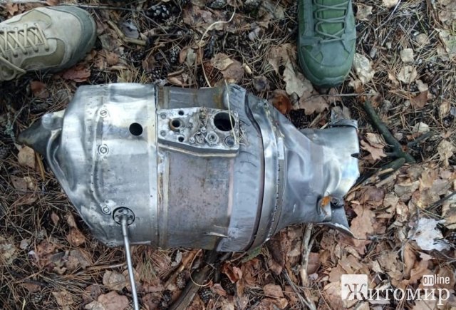 Працівник одного з лісгоспів Житомирщини натрапив на уламки ракети, які лишилися після ворожих обстрілів. ФОТО