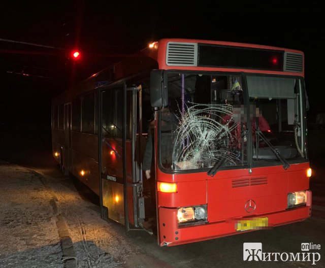 На перехресті в Житомирі автобус збив пішохода. ФОТО
