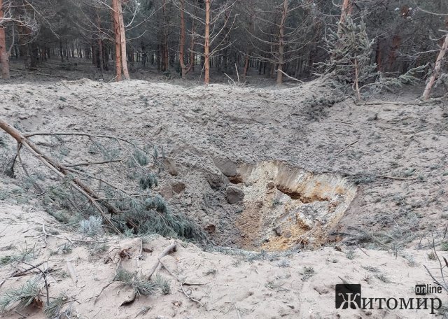 На території Баранівської громади знищили 400-кілограмову бойову частину ворожої ракети: вирва у ґрунті була 7 м завглибшки. ВІДЕО