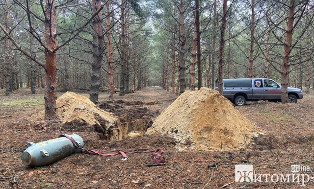 На території Баранівської громади знищили 400-кілограмову бойову частину ворожої ракети: вирва у ґрунті була 7 м завглибшки. ВІДЕО