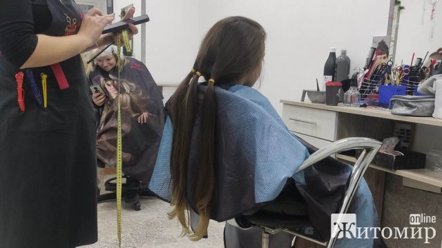 Маленька житомирянка обрізала та продала волосся: гроші передала Сергію Притулі для ЗСУ. ФОТО