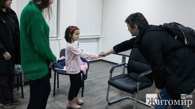 Маленька житомирянка обрізала та продала волосся: гроші передала Сергію Притулі для ЗСУ. ФОТО