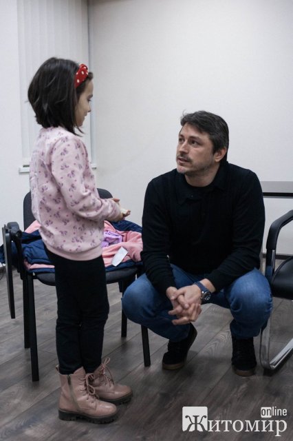 Маленька житомирянка обрізала та продала волосся: гроші передала Сергію Притулі для ЗСУ. ФОТО