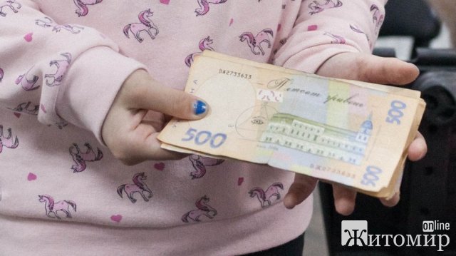 Маленька житомирянка обрізала та продала волосся: гроші передала Сергію Притулі для ЗСУ. ФОТО