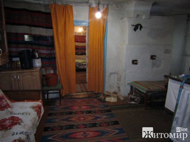 На Звягельщині між двома чоловіками стався конфлікт: молодший ударив дерев’яною колодою по голові старшого. ФОТО