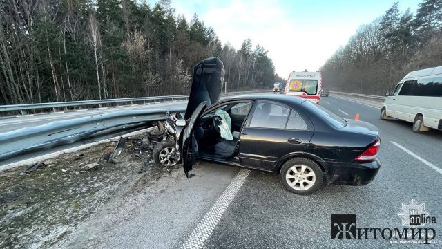 На трасі Київ-Чоп поблизу Житомира сталася ДТП за участі Nissan, водій травмувався. ФОТО