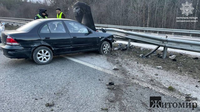 На трасі Київ-Чоп поблизу Житомира сталася ДТП за участі Nissan, водій травмувався. ФОТО