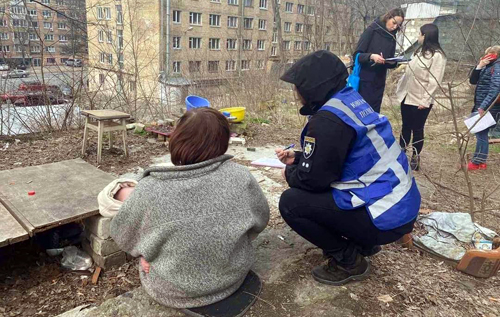 У Києві на Печерську жінка мешкала з немовлям у землянці У Києві на Печерську жінка мешкала з немовлям у землянці