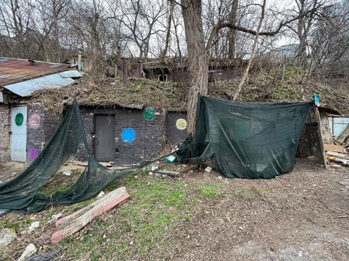 У Києві на Печерську жінка мешкала з немовлям у землянці У Києві на Печерську жінка мешкала з немовлям у землянці