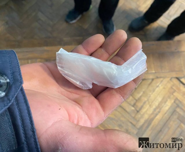 Овруцькі поліцейські затримали 18-річного наркодилера та посадили під домашній арешт. ФОТО