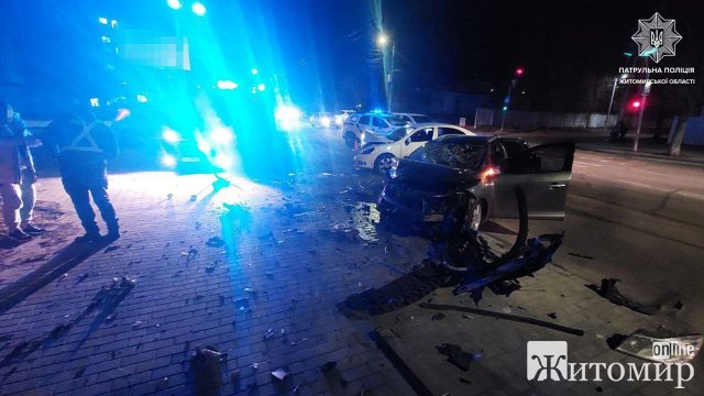 На перехресті Вітрука та Шевченка у Житомирі зіштовхнулись Renault та Skoda, постраждали водії. ФОТО
