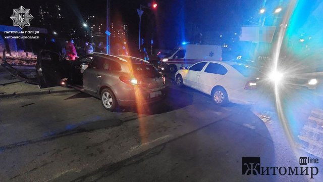 На перехресті Вітрука та Шевченка у Житомирі зіштовхнулись Renault та Skoda, постраждали водії. ФОТО