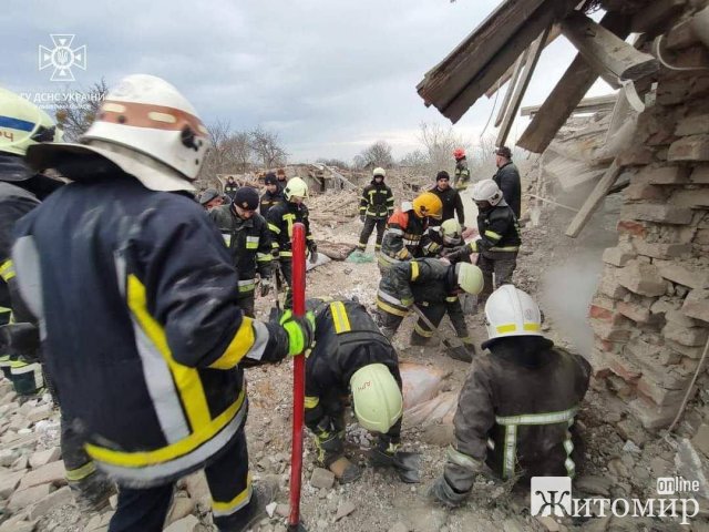 На Львівщині ракета впала у житловій зоні: четверо загиблих. ФОТО