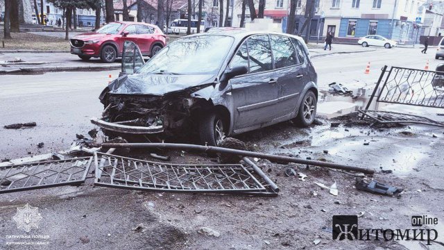 У Житомирі на Князів Острозьких зіштовхнулись Renault та Mazda: постраждали водії. ФОТО