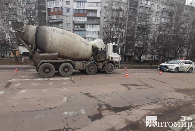Подробиці ДТП: у Житомирі на Сльоти бетонозмішувач наїхав на пенсіонерку, потерпіла померла в лікарні. ФОТО