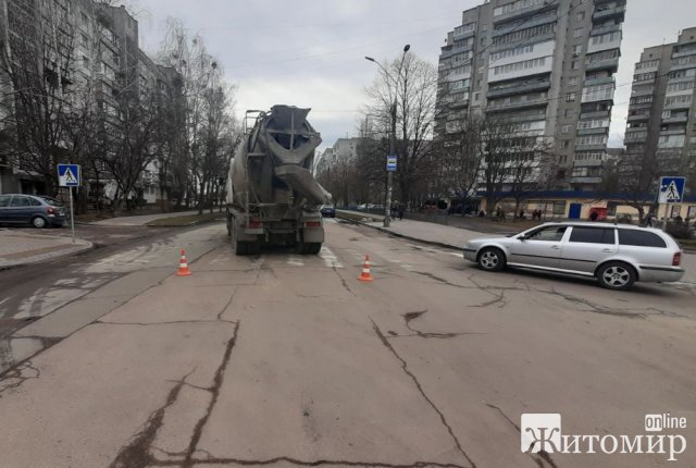 Подробиці ДТП: у Житомирі на Сльоти бетонозмішувач наїхав на пенсіонерку, потерпіла померла в лікарні. ФОТО
