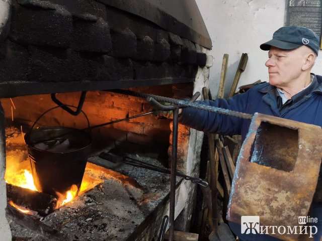 Житомирський водоканал передав військовим 500 окопних свічок. ФОТО