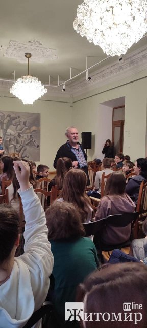 У Житомирі діти-переселенці зустрілись із казкарем Сашком Лірником. ФОТО