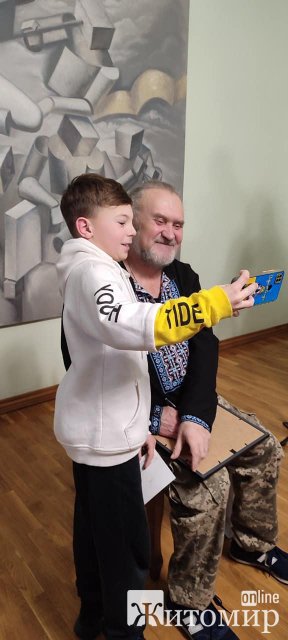 У Житомирі діти-переселенці зустрілись із казкарем Сашком Лірником. ФОТО