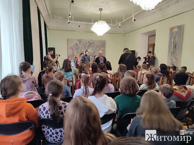У Житомирі діти-переселенці зустрілись із казкарем Сашком Лірником. ФОТО