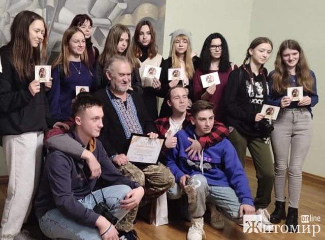 У Житомирі діти-переселенці зустрілись із казкарем Сашком Лірником. ФОТО