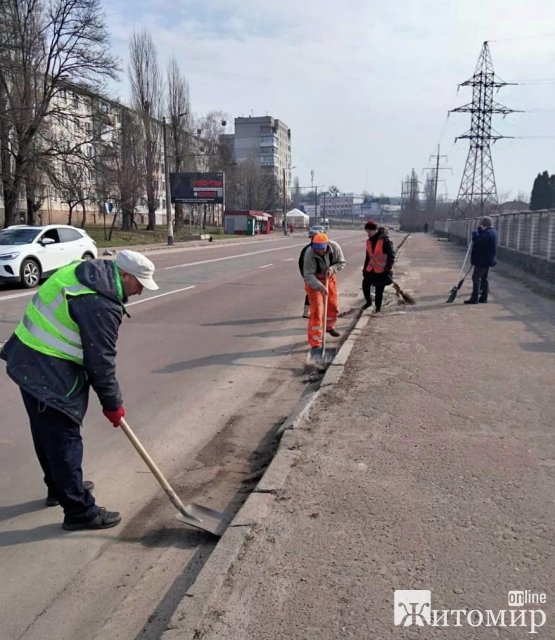 У Житомирі понад сотня комунальників чепурять місто після зими. ФОТО