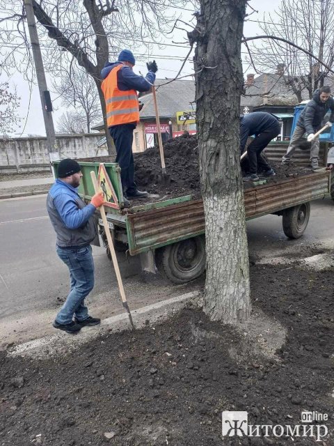 У Житомирі понад сотня комунальників чепурять місто після зими. ФОТО