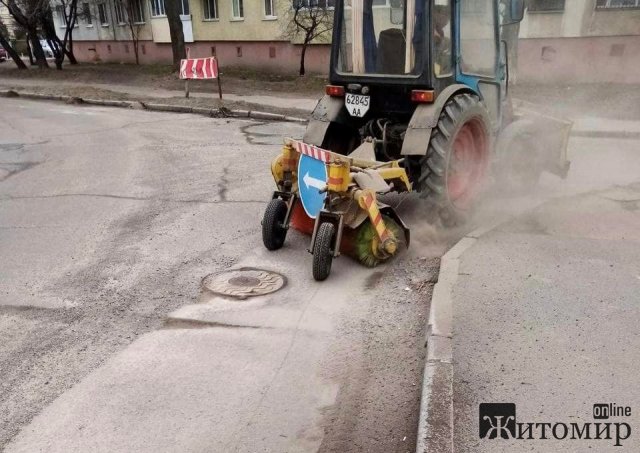 У Житомирі понад сотня комунальників чепурять місто після зими. ФОТО