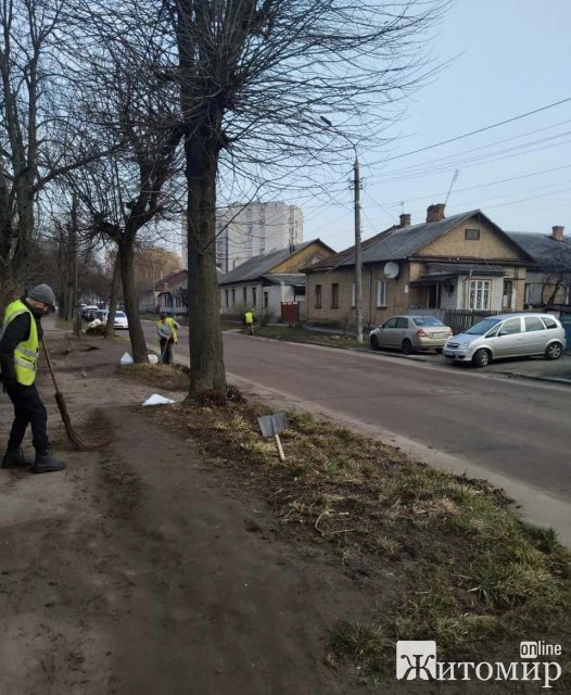 У Житомирі понад сотня комунальників чепурять місто після зими. ФОТО