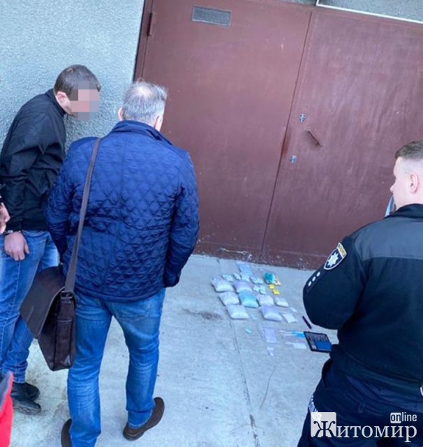 У Львові звягельські поліцейські затримали наркозбутчика: у нього виявили амфетаміну на суму 2,5 млн грн. ФОТО