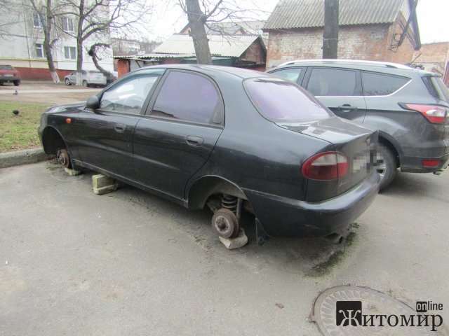 У Житомирі чоловік крав колеса з автівки жінки товариша, пояснюючи це поверненням боргу. ФОТО