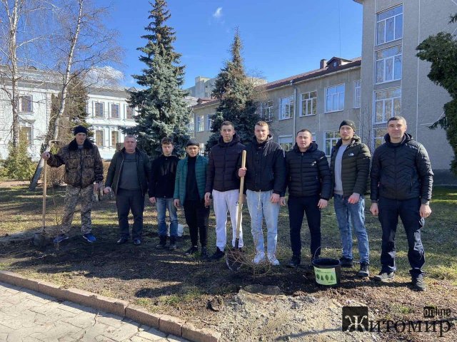 На базі теплиці Поліського національного університету в Житомирі студенти висіяли насіння 12 видів деревних рослин. ФОТО