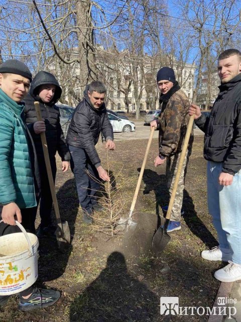 На базі теплиці Поліського національного університету в Житомирі студенти висіяли насіння 12 видів деревних рослин. ФОТО