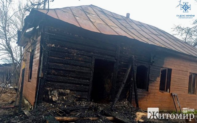 На півночі Житомирщини через "пралку" горів будинок: чоловік допоміг дружині та двом дітям покинути приміщення. ФОТО
