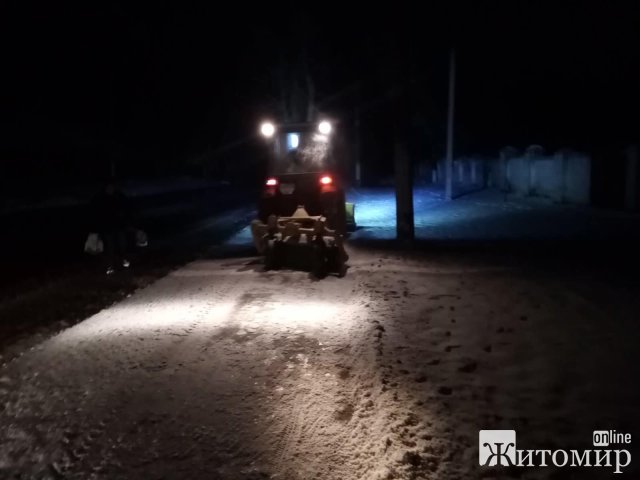 У Житомирі з 5-ї ранку комунальники розчищають сніг. ФОТО