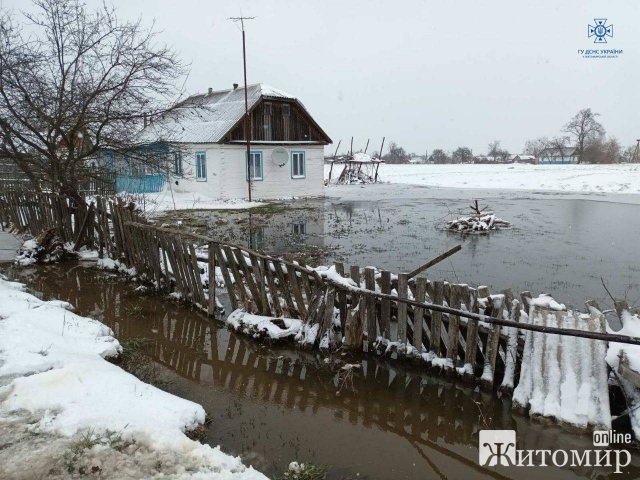 За добу у Житомирській області рятувальники вивільнили зі снігових наметів 12 автівок. ФОТО
