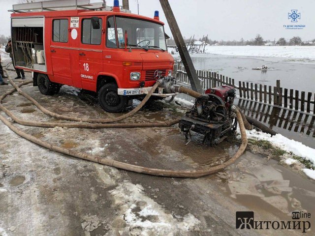 За добу у Житомирській області рятувальники вивільнили зі снігових наметів 12 автівок. ФОТО