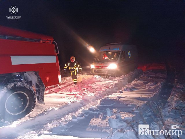 За добу у Житомирській області рятувальники вивільнили зі снігових наметів 12 автівок. ФОТО