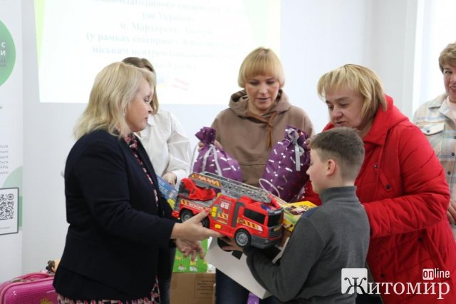 Житомирські діти-сироти отримали подарунки від австрійських родин. ФОТО
